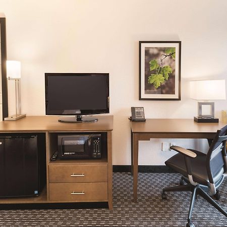 מלון La Quinta By Wyndham Arlington North 6 Flags Dr מראה חיצוני תמונה