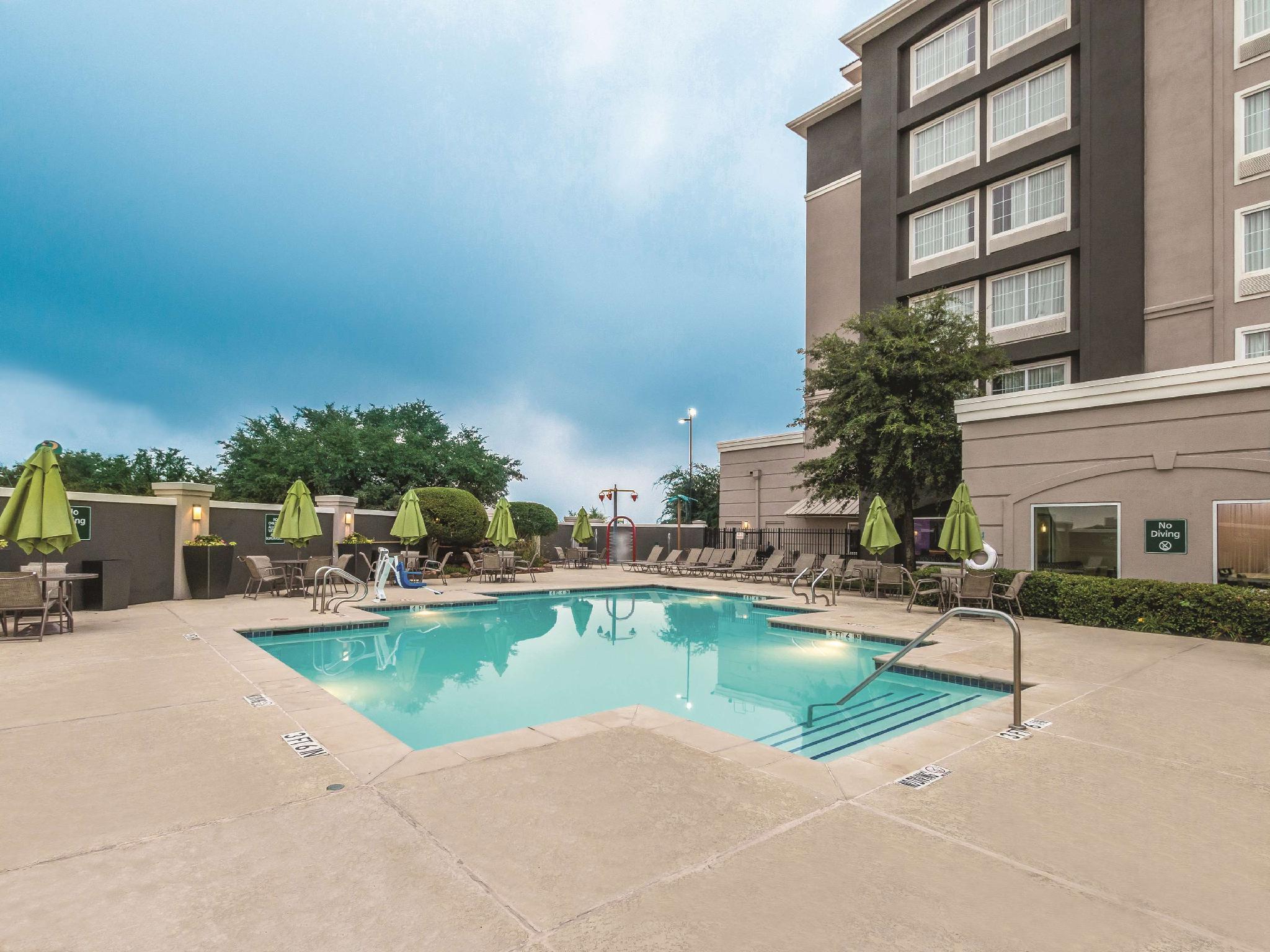 מלון La Quinta By Wyndham Arlington North 6 Flags Dr מראה חיצוני תמונה