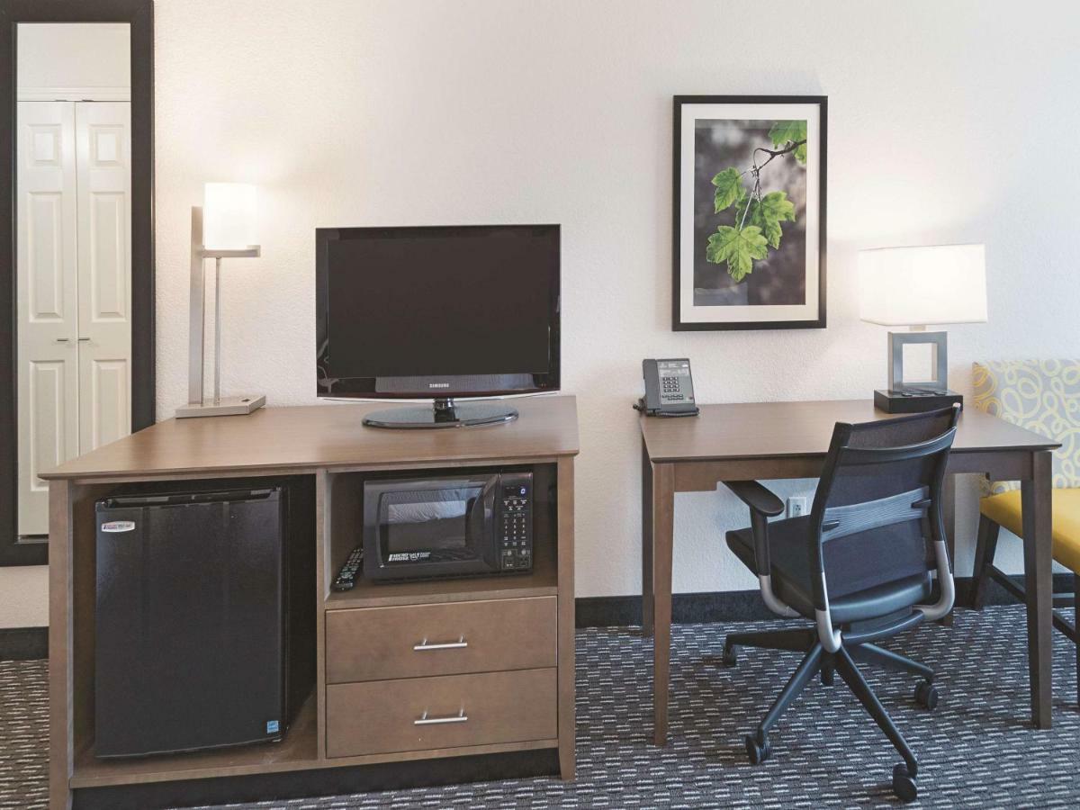 מלון La Quinta By Wyndham Arlington North 6 Flags Dr מראה חיצוני תמונה